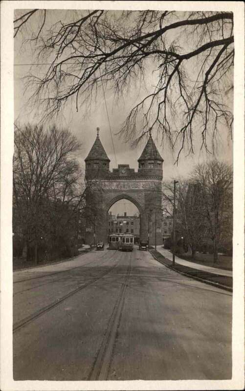 White border postcard of two streetcars near the Soldiers and Sailors Memorial Arch in Hartford, Connecticut. The streetcar at right is waiting for the left car to clear the short single-track segment under the arch.