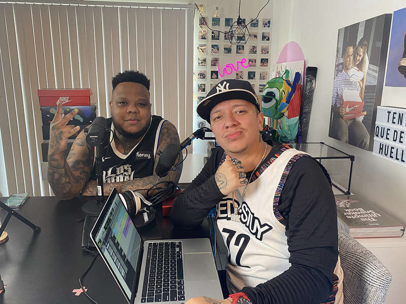 Fotografía tomada en el podcast &quot;Tenis Que Dejan Huella&quot;