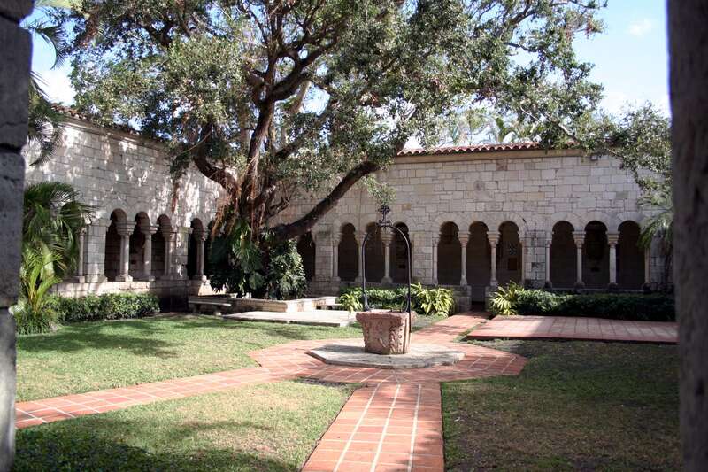 Photograph of the central yard surrounded by the cloisters of the w:St. Bernard de Clairvaux Church in northern w:Miami-Dade County, Florida, USA taken by Rolf Müller on January 23 2006  using a Canon Inc. EOS 350D digital camera with an EFS 18-55mm