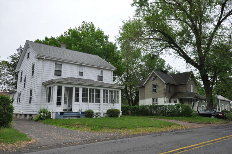 Naubuc Avenue-Broad Street Historic District, East Hartford, Connecticut.  Houses on Naubuc Ave.