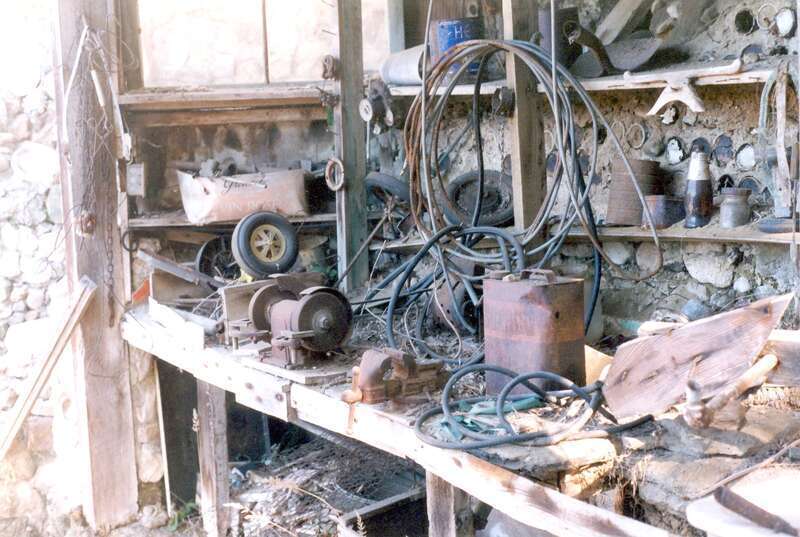 (1 in a multiple picture set)
I won't try to explain Nit Wit Ridge to you, but you should check it out on the web.  It's a fascinating place.  While touring the man-made wonder, we found one of the builder's work benches littered with rusty items.  I