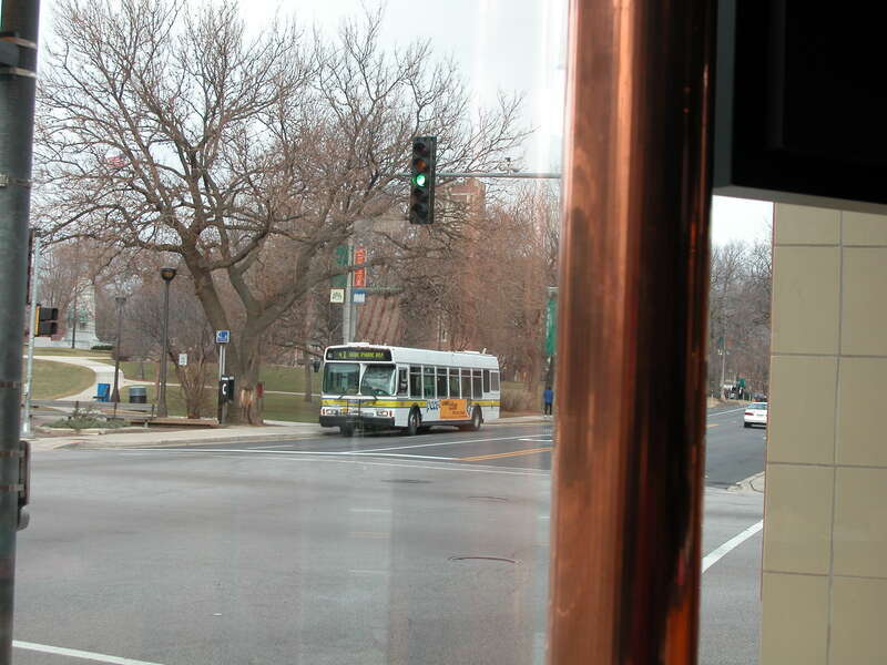 20050101 04 Pace Bus Oak Park Ave. @ Lake St.