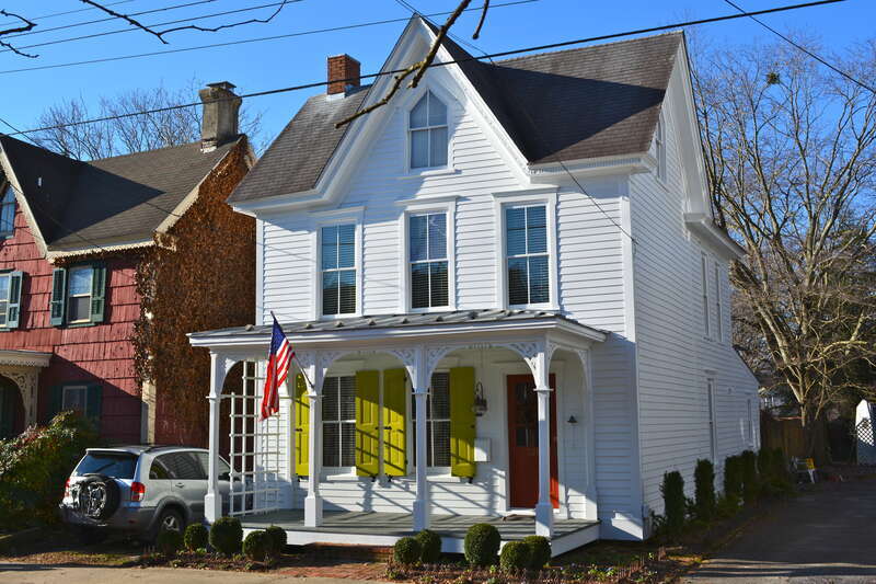 House in the Milton Historic District in Milton, Sussex County, Delaware.
Added to NRHP on June 25, 1982. The HD includes most of Union and Federal Streets in town (both are Delaware Highway 5) and adjoining streets.




This is an image of a place