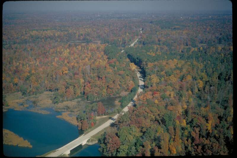 Bridge and autumn leaves
Situated on the Virginia Peninsula, Jamestown and Yorktown Battlefield are connected by the 23 mile scenic Colonial Parkway.
Keywords: colo; Parkways; Historic sites; Jamestown Island