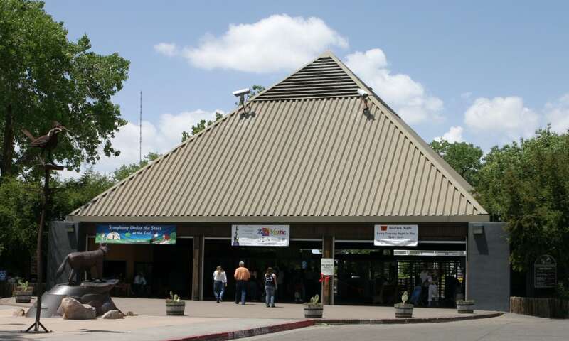 Main entrance to the Rio Grande Zoo in Albuquerque, new Mexico, USA.