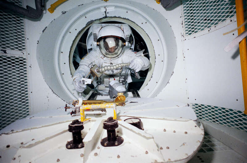 S90-30521 - Though no extravehicular activity is planned for STS-31, two crewmembers train for contingencies that would necessitate leaving their shirt sleeve environment of Discovery's cabin and performing chores with their Hubble Space Telescope