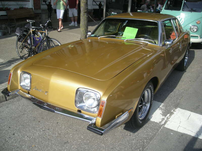 A 1971 Avanti II at the 2014 Rolling Sculpture Car Show in Ann Arbor, Michigan (United States).