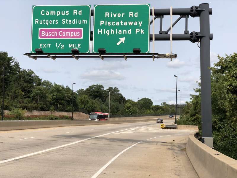 View north along New Jersey State Route 18 at the exit for River Road (Piscataway, Highland Park) in Piscataway Township, Middlesex County, New Jersey
