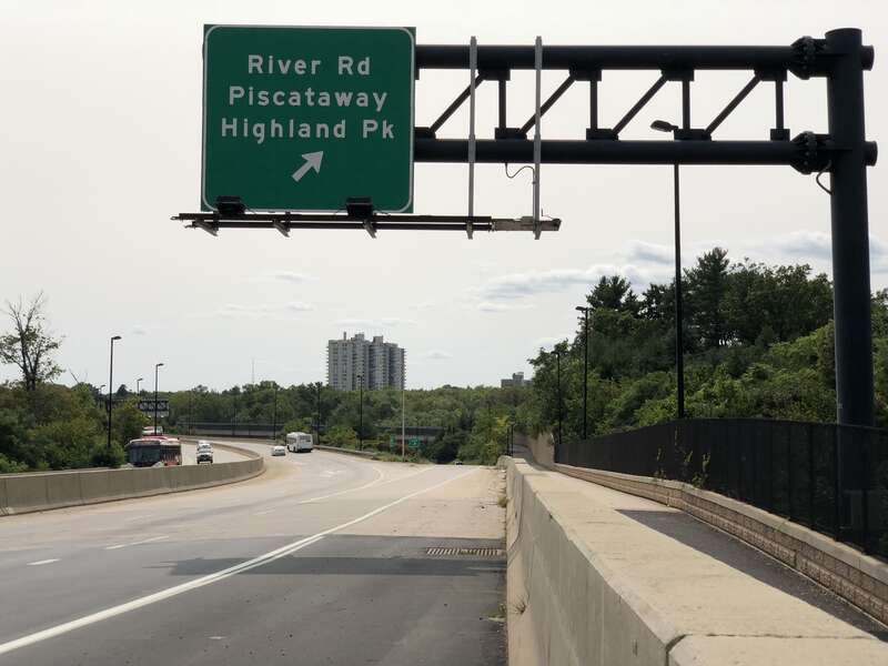 View south along New Jersey State Route 18 at the exit for River Road (Piscataway, Highland Park) in Piscataway Township, Middlesex County, New Jersey