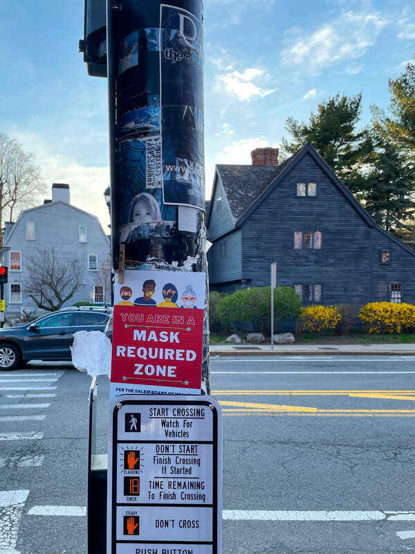 Sign indicating masks required in Salem, Massachusetts during the COVID-19 pandemic.