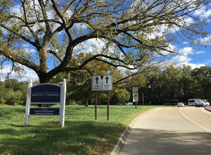 View north at the south end of the George Washington Memorial Parkway at Virginia State Route 235 (Mount Vernon Highway) in Mount Vernon, Fairfax County, Virginia