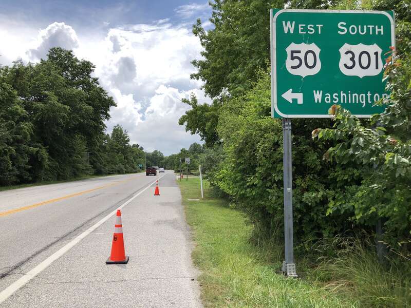View west along Maryland State Route 908 (East College Parkway) just east of the exit for U.S. Route 50 WEST/U.S. Route 301 SOUTH (Washington) in Skidmore, Anne Arundel County, Maryland