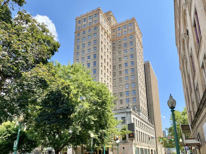 Built in 1928-1929, this Renaissance Revival-style skyscraper was designed by Alfred Charles Bossom and Charles A. Haviland to serve as the headquarters of the Kanawha Valley Bank.  The building stands 20 stories and 265 feet (81 meters) tall, and