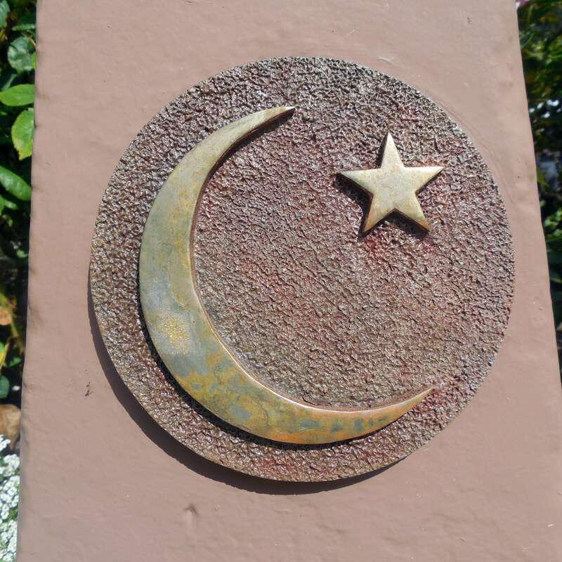 Star &amp;amp; Crescent symbol in the &quot;Court of Religions&quot; at the SRF Lake Shrine, Pacific Palisades, Los Angeles, California, United States.