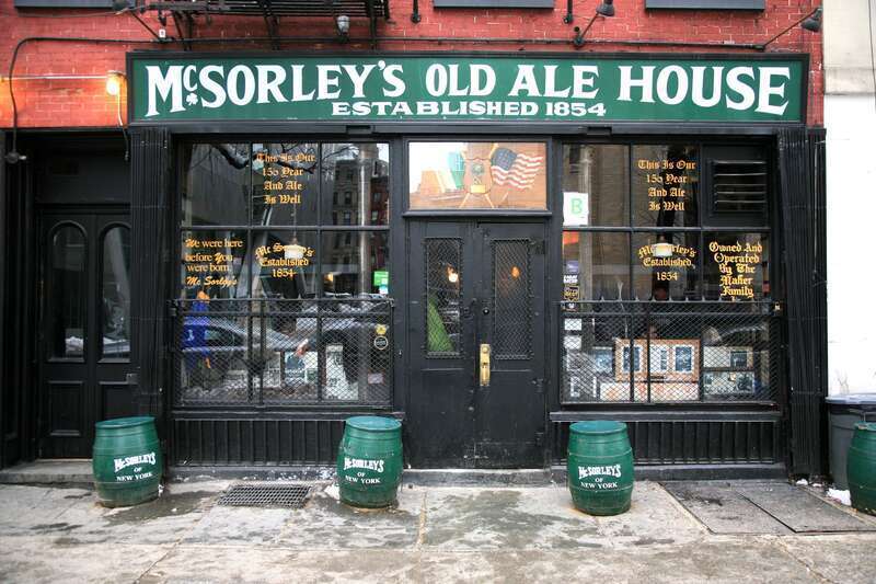 www.mcsorleysnewyork.com/
Source : Wikipédia
McSorley's Old Ale House, generally known as McSorley's, is the oldest &quot;Irish&quot; tavern in New York City. Located at 15 East 7th Street in the East Village neighborhood of Manhattan, it was one of the last