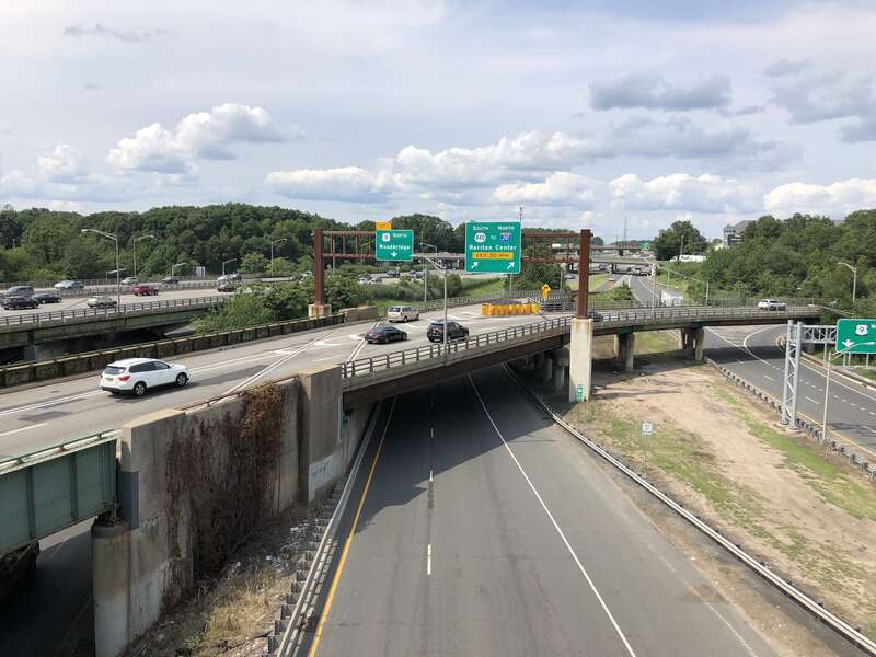View north along the northbound lanes of U.S. Route 9 from the overpass for New Jersey State Route 440 (Middlesex Freeway) in Woodbridge Township, Middlesex County, New Jersey