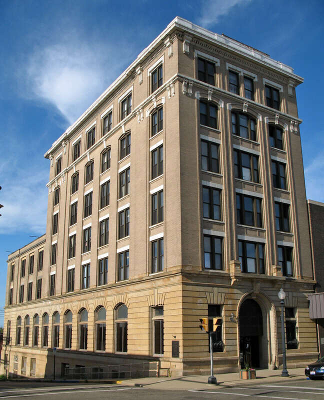 Registered Historic Places in Stark County, Ohio. 

Alliance Bank Building, 502 E. Main St., Alliance, Ohio, USA. Photographed 2008-08-25 from the southwest corner of Main St. and Freedom Ave.  
Camera location40° 55′ 17.79″ N, 81° 05′ 55.07″ W View