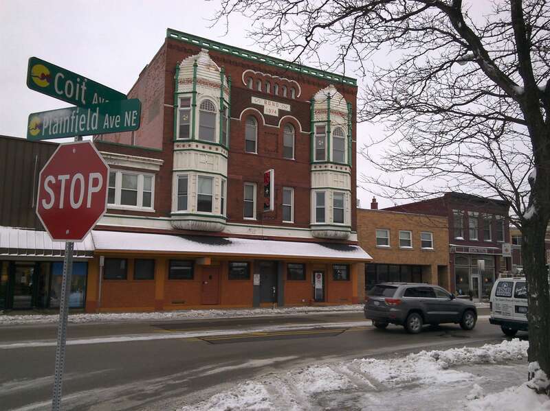 Even decades after its construction this sturdy brick building from the early 1900s is an impressive sight. It is located near the 1925 post office building 50 meters north of it and is part of the city's expanding business and residential districts