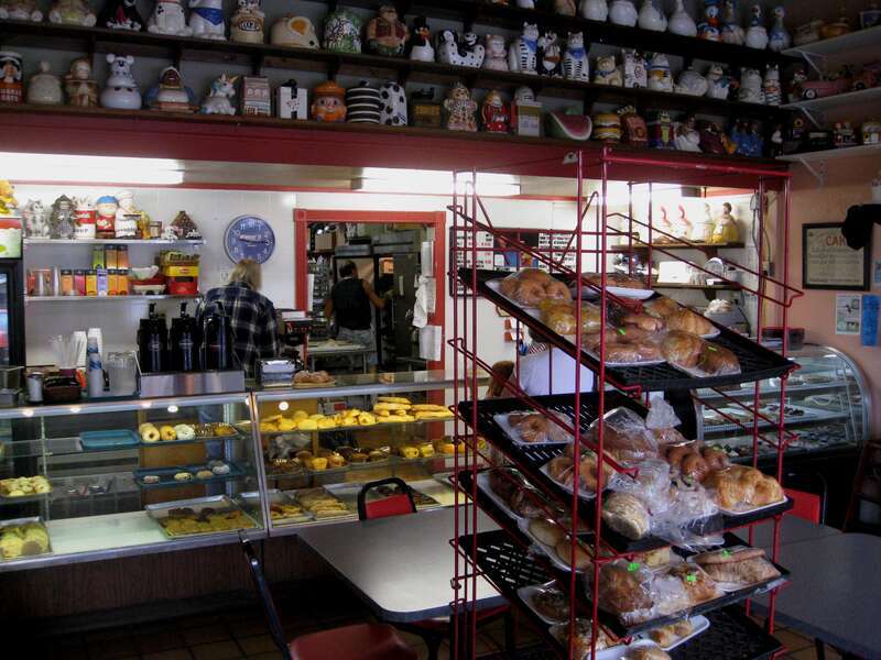 We had a bit of a wait for the ferry, so we got some excellent donuts at Edmonds Bakery

i100716 001