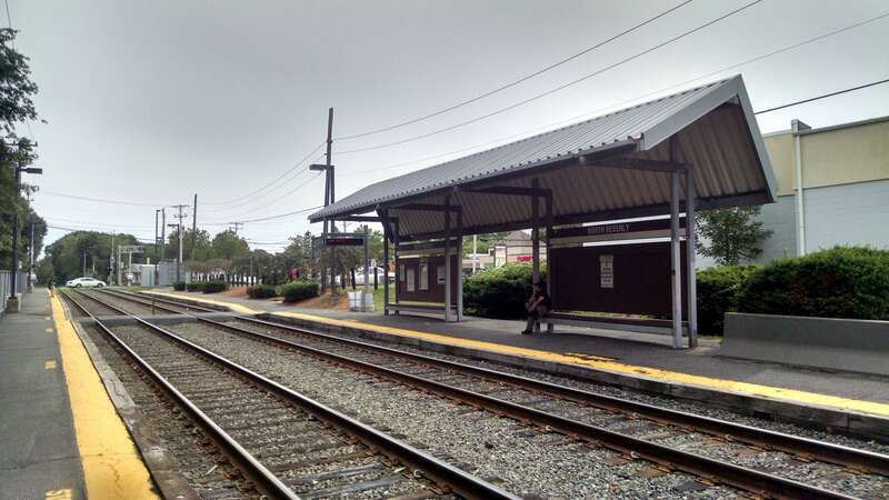 Inbound shelter to North Beverly station in June 2015