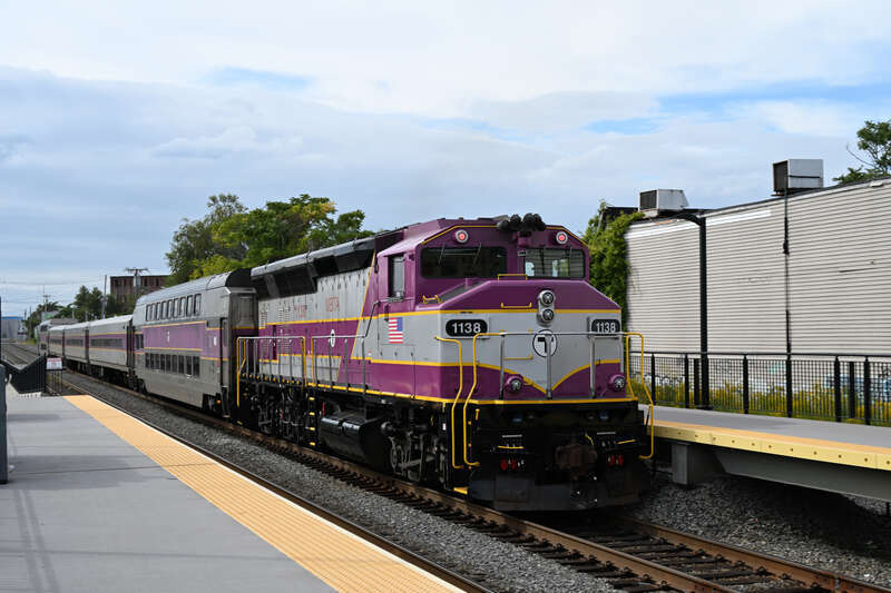 A GP40MC locomotive pushes an inbound Newburyport/Rockport line train from Chelsea
