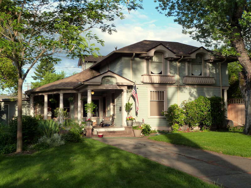 Kent-Holt House - Medford Oregon.jpg The Kent-Holt House (built ca. 1907, relocated 1924), located at 11 Corning Court in Medford, Oregon, United States, is a component of the Corning Court Ensemble. The ensemble as a whole is listed on the US National Register of Historic Places.