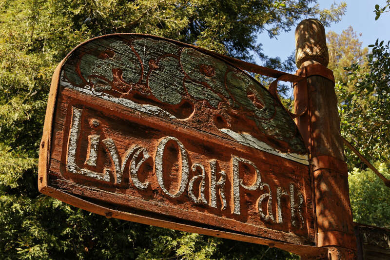 Altes in Redwoodholz geschnitztes Hinweisschild