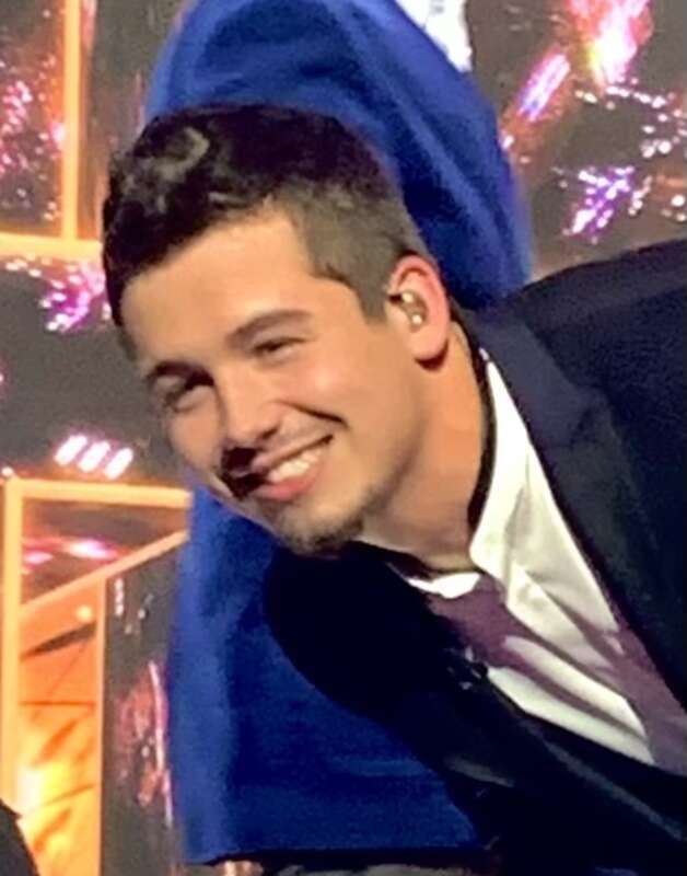 Noah Thompson poses for fan pictures after he wins American Idol Season 20 on May 22, 2022.