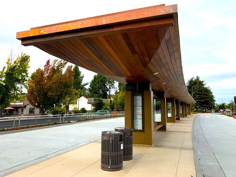 Автобусная остановка, Новато