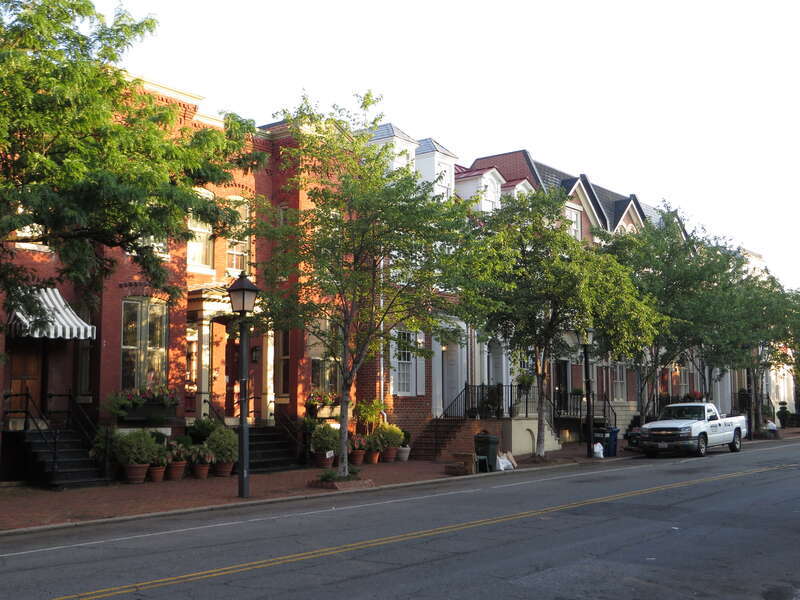 Alexandria (formerly Belhaven and Hunting Creek Warehouse) is an independent city in the Commonwealth of Virginia. As of the 2010 census, the population was 139,966, in 2013, the population was estimated to be 151,218. Located along the Western bank
