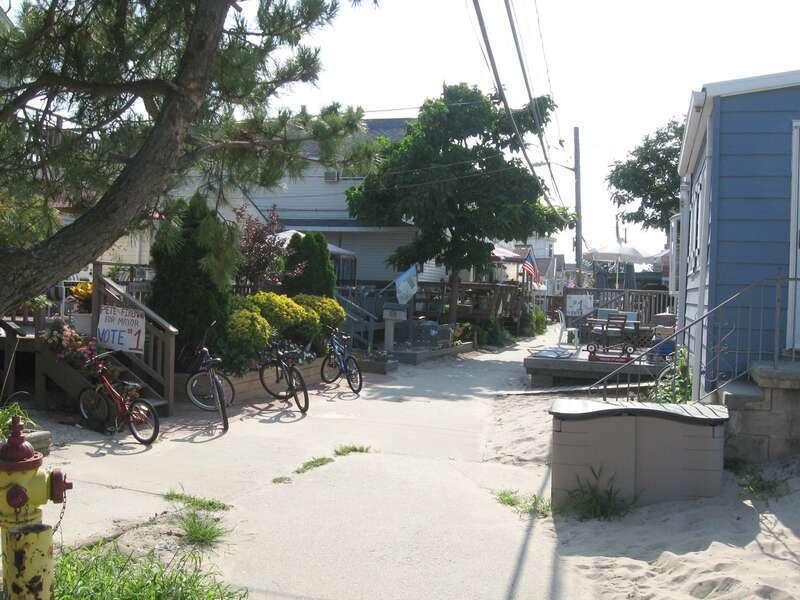 Looking west at a pedestrian street in en:Roxbury, Queens on a sunny afternoon