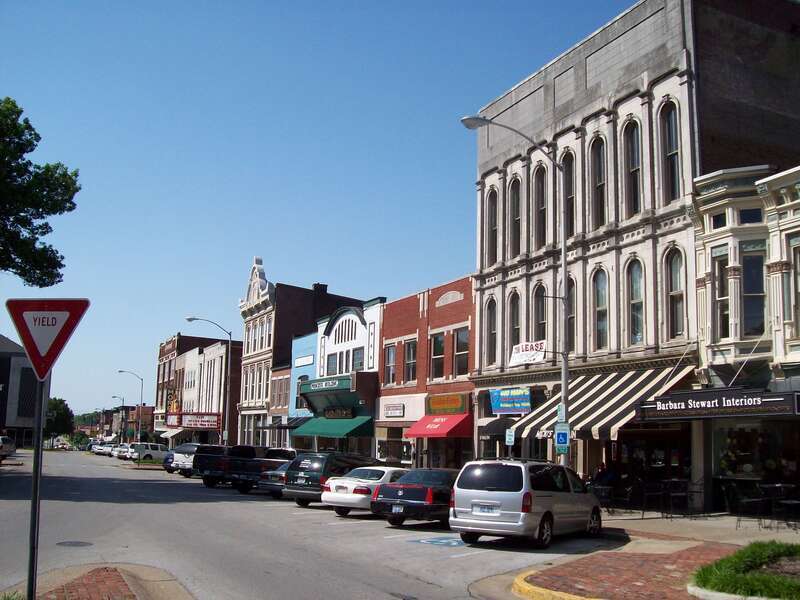 Street scene in Bowling Green, Kentucky, USA (Shops along Fountain Square, downtown)
