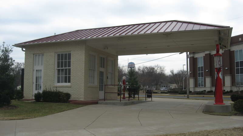Overview of the Standard Oil Company Filling Station, located at 638 College Street in Bowling Green, Kentucky, United States.  Built in 1921, it is listed on the National Register of Historic Places.