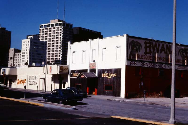 .....was a popular gentleman's club in the 300 block of Williams St. To the left of the Bwana was the Neptune Saloon.

The Neptune  was demolished and is now the location of the Executive Surf Club's outdoor stage.