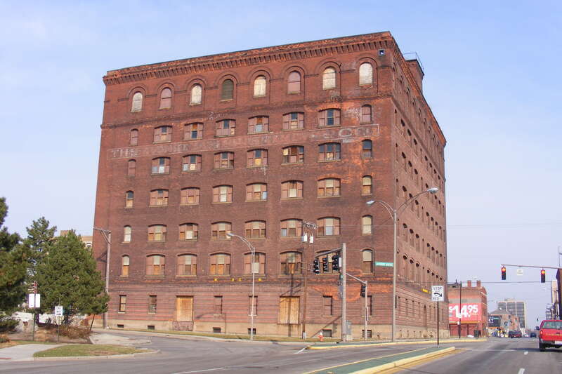 Exemplifying the architecture of Toledo’s Warehouse District, the Standart-Simmons Hardware Company was erected in 1906 to warehouse their commercial inventory. Following an adaptive reuse precedent proven successful in other district warehouses, the