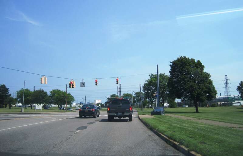 Photo of southbound U.S. Route 62 Business (eastbound Pine Avenue) approaching its southern terminus in Niagara Falls, New York at US 62 (Walnut Avenue). Photo taken looking southeast at Packard Court.