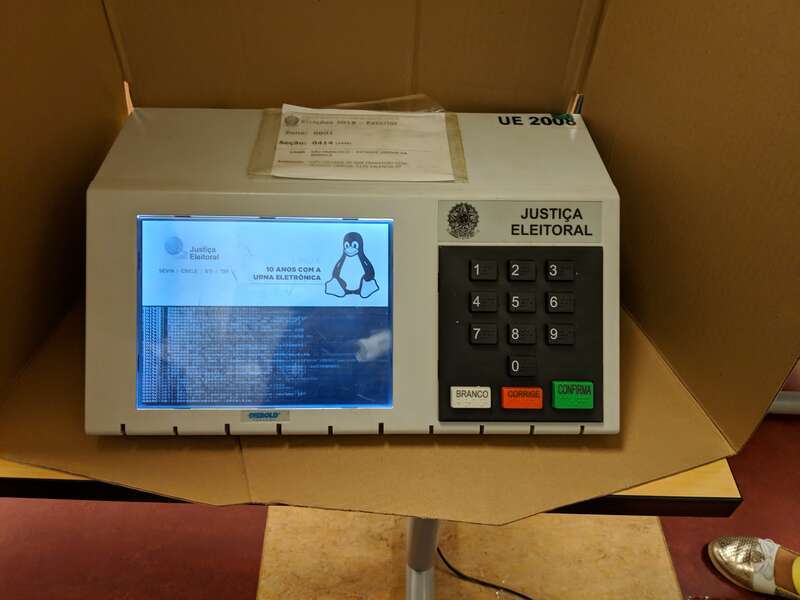 Urna Eletrônica Brasileira sendo inicializada, 2018