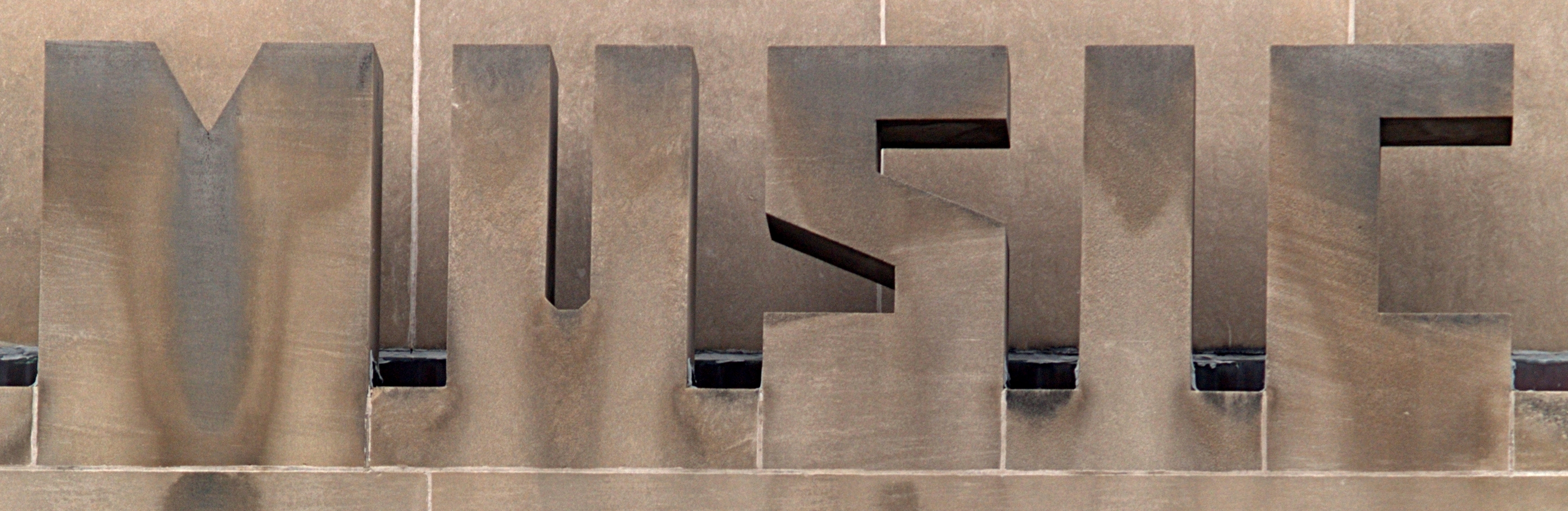 For a view of the facade, see:

&amp;lt;a href=&quot;https://www.flickr.com/photos/10359827@N03/2739732579/&quot;&amp;gt;flickr.com/photos/10359827@N03/2739732579/&amp;lt;/a&amp;gt;