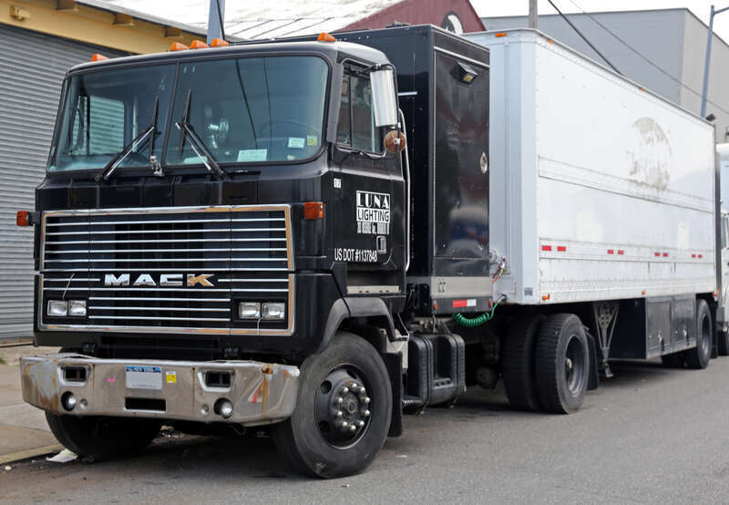 A 1988 Mack MH612 Ultra-Liner cabover tractor truck. This is a class six day-cab with some sort of utility box fitted. Built in Macungie, PA, has a Mack E6 11.0 litre (672ci) inline-six diesel engine.