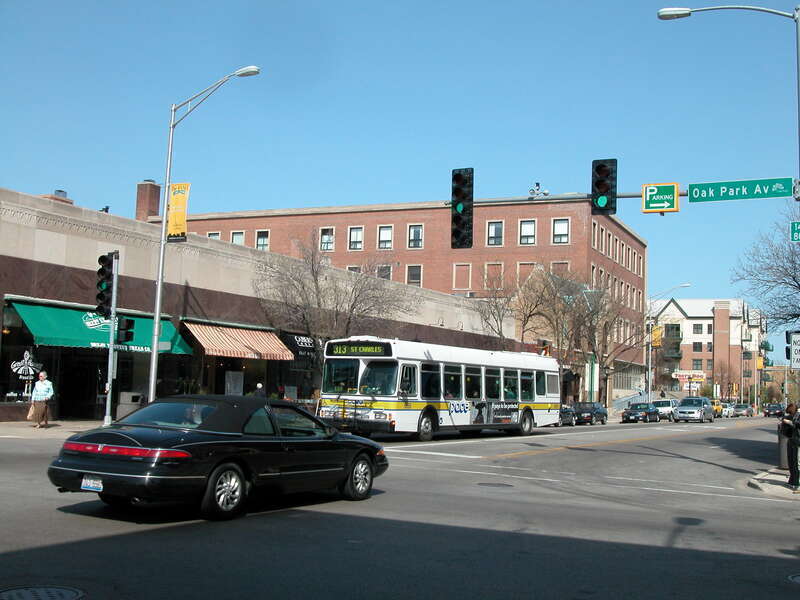 20060418 21 Pace bus, Lake St. @ Oak Park Ave.