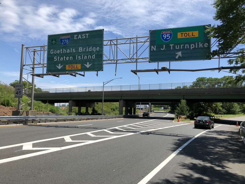 View east along Interstate 278 (Union Freeway) at the exit for Interstate 95 (New Jersey Turnpike) in Elizabeth, Union County, New Jersey
