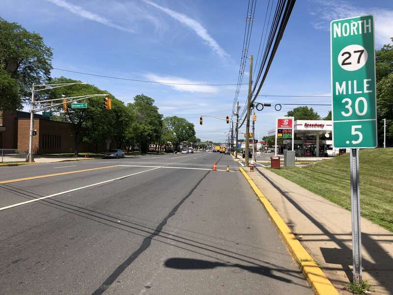 View north along New Jersey State Route 27 (Saint Georges Avenue) at Ainsworth Street in Linden, Union County, New Jersey