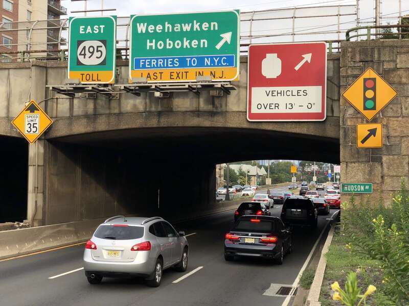 View east along New Jersey State Route 495 (Lincoln Tunnel Approach) at the exit for Weehawken/Hoboken in Union City, Hudson County, New Jersey
