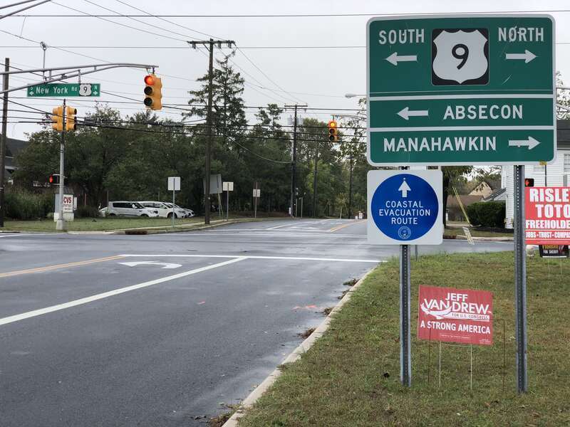 View north along Atlantic County Route 561 Alternate (Moss Mill Road) at U.S. Route 9 (New York Road) in Galloway Township, Atlantic County, New Jersey