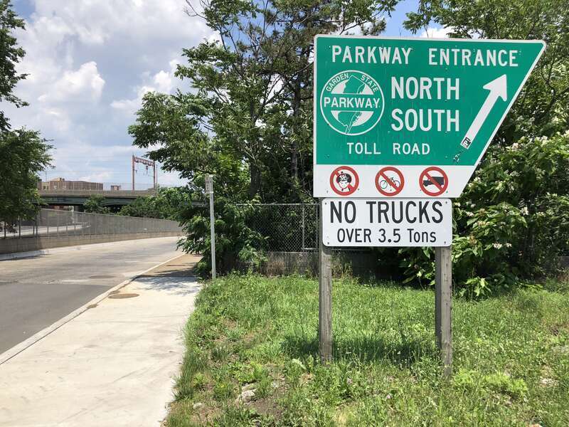 View north along Oraton Parkway at the exit for New Jersey State Route 444 (Garden State Parkway) in East Orange, Essex County, New Jersey
