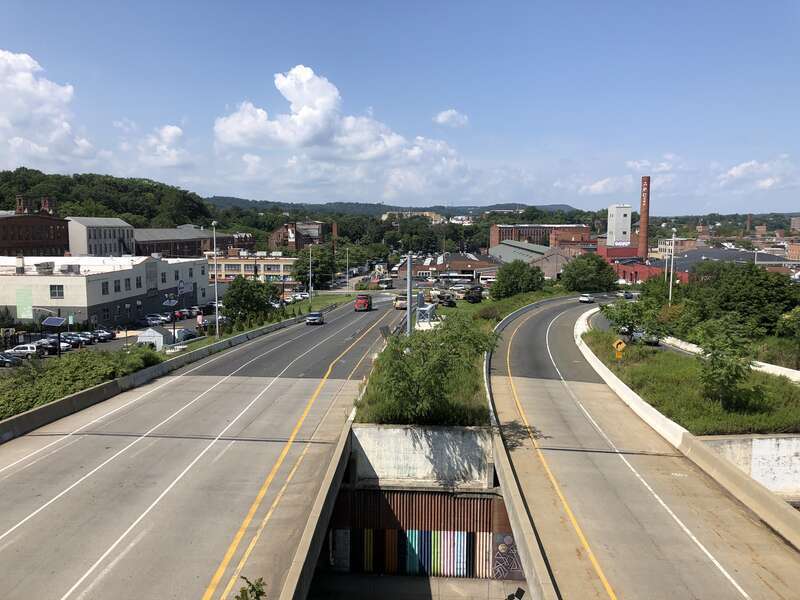 View north along New Jersey State Route 19 (Paterson Peripheral) from the overpass for the ramp to Interstate 80 (Bergen-Passaic Expressway) in Paterson, Passaic County, New Jersey