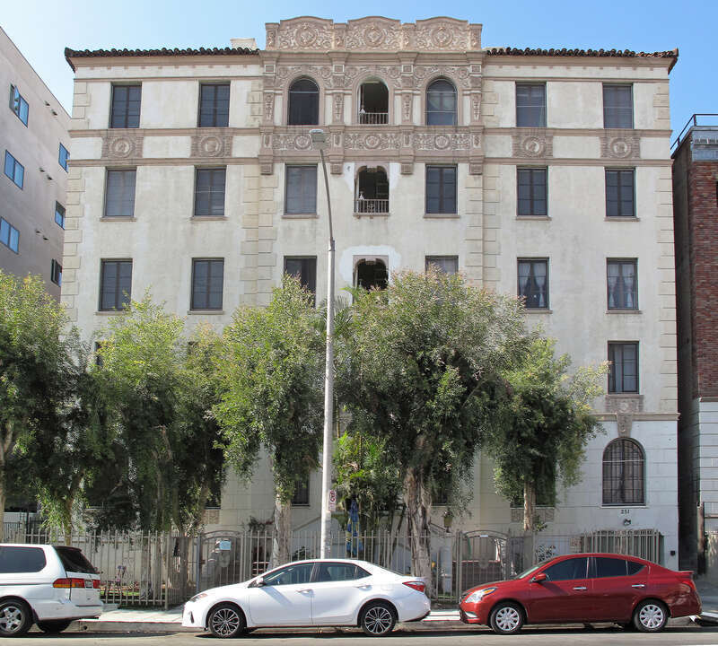 Apartment building at 251 S Mariposa Ave, Los Angeles. This looks like a 1920s apartment building, on a street with mostly 1950s and 1960s apartment buildings.