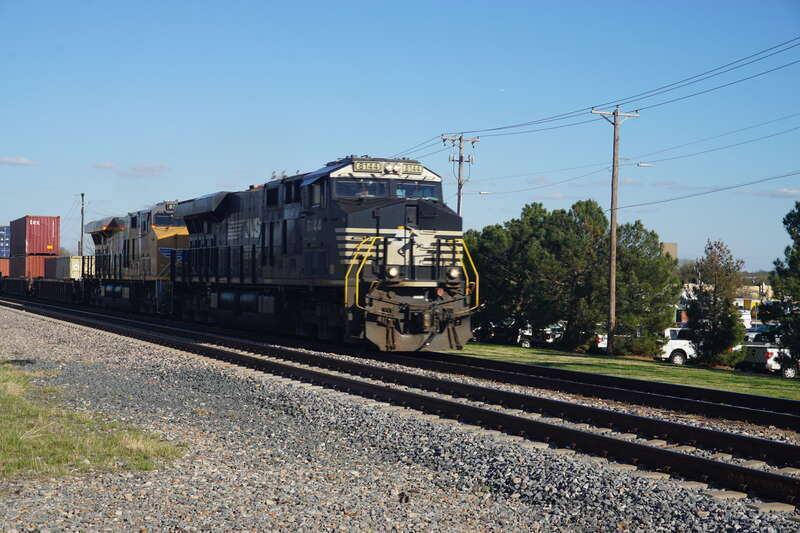 A freight train, led by Norfolk Southern GE ES44AC #8144 and Union Pacific GE C45AH #8200, in Arlington, Texas (United States).