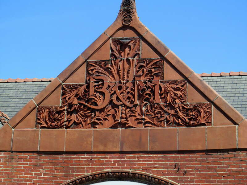 Detail of the entrance to the former Pearl Street station, now a restaurant, in May 2012