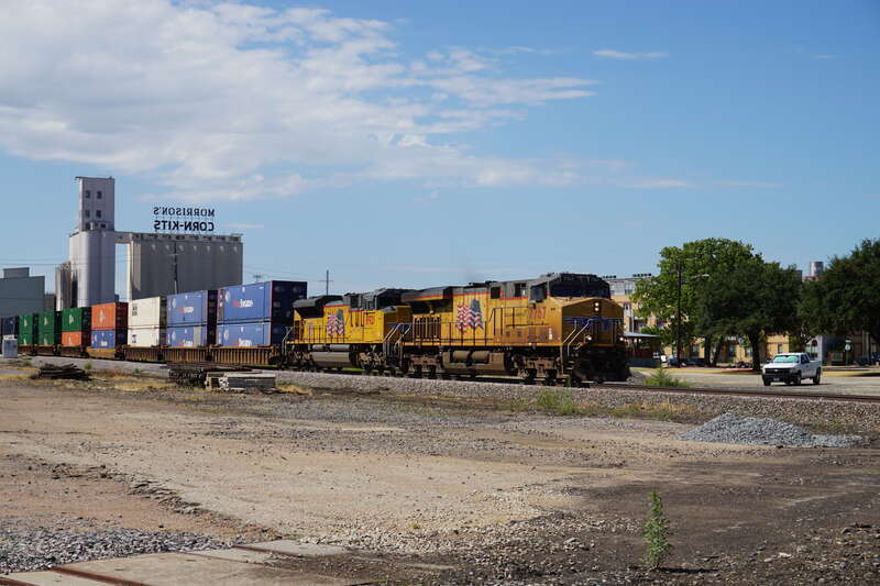 A Union Pacific freight train, led by GE C45ACCTE #7767 and EMD SD70ACe #8921, in Denton, Texas (United States).